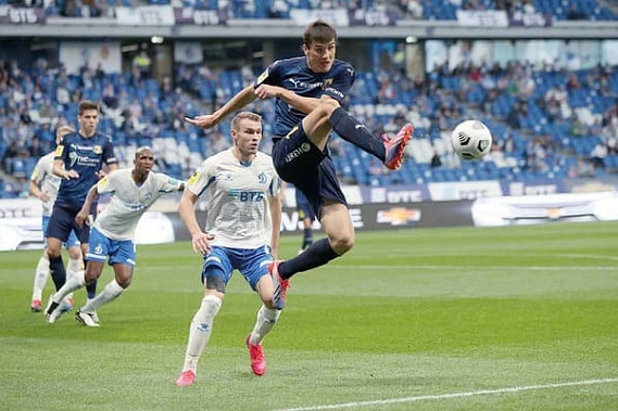 Ворота «Динамо» атакует Элдор ШОМУРОДОВ.