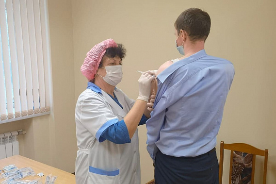 Вакцинацию от ковида прошли более 95% донских работников соцсферы
