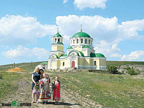 Светлана ЛАХИНА: «Хутор Дядин, Белокалитвинский район. Троицкий храм».