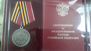 Бойца с позывным «Жук» за храбрость наградили двумя медалями