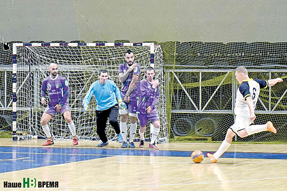 Игрок «Пантеона» пробивает опасный штрафной удар…