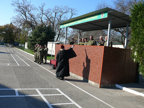 Адмирал и священник напутствовали пограничников