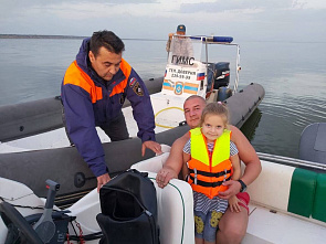 В Таганрогском заливе спасли застрявшую в море семью