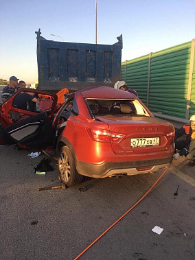 Каменские врачи пытаются спасти разбившуюся на трассе семью из Санкт-Петербурга