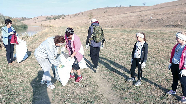 Добровольцы, которые упорно делают свою малую родину чище и краше, каждый раз полные прицепы мусора после уборки берега вывозят.