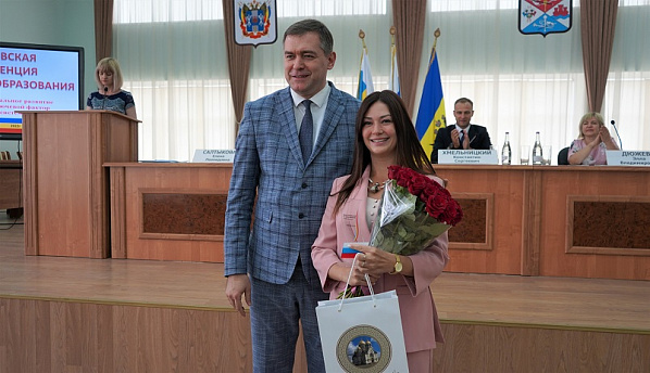 Глава администрации Новочеркасска Юрий Лысенко вручает награду председателю профсоюзного комитета ООО 