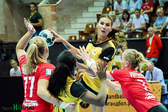 Оборону звенигородской «Звезды» пробивает Катя Ильина.