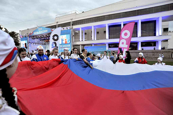 Зрителей и участников гала-концерта в честь Дня России в Ростове плохая погода не испугала