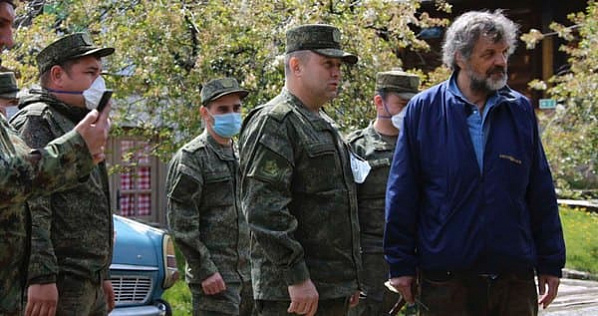 На фото: Российские военные в Сербии провели дезинфекцию в этнодеревне Эмира Кустурицы