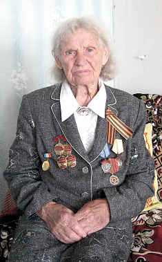 - Об одном я сегодня жалею, - говорит Кузнецова. – Нельзя было колхозы разваливать. Какие у нас фермы были! Сколько людей на них работало! Школы строились, дома культуры, клубы, детские сады. А сегодня лишь на одних фермеров надежда.Парадный пиджак Марии 