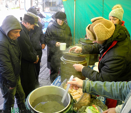 Каждый день в столовую под открытым небом приходят десятки нуждающихся в бесплатной еде: кроме бездомных, это еще и одинокие малоимущие старики и инвалиды.