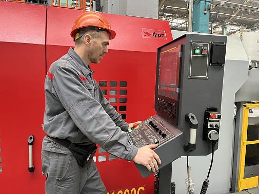 Устанавливаемые сегодня на НЭВЗе новые станки с ЧПУ позволяют значительно повысить эффективность производства и качество продукции. Источник фото: отдел по внешним связям и стратегическим коммуникациям НЭВЗа