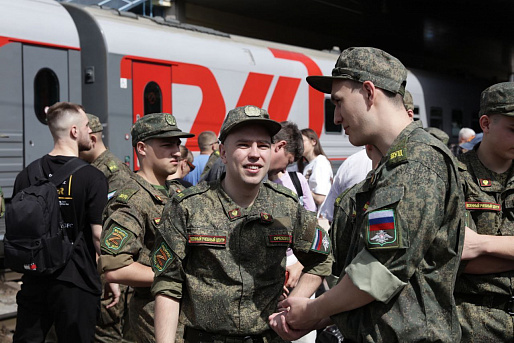 И снова на БАМ. На ростовском вокзале проводили 100 бойцов сводного студенческого строительного отряда Военного учебного центра РГУПС