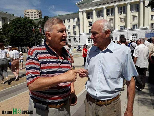 Юлий ЧЕБОТАРЕВ (слева) и Виталий НЕСТЕРЕНКО: «Нашему выпуску – 50 лет!»