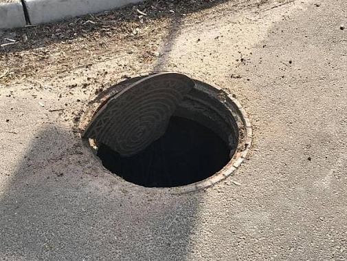 За провалившегося в люк мальчика в Волгодонске ответят два человека