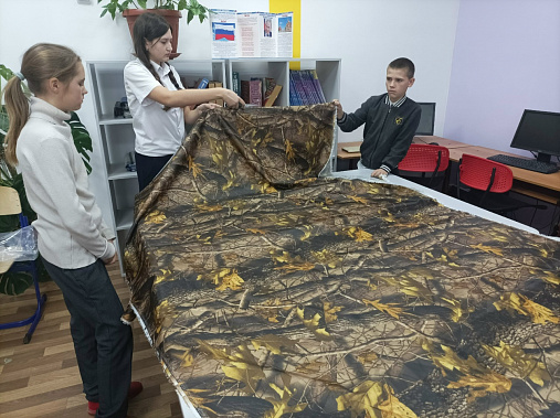 Учителя и школьники шьют для бойцов антидроновые  одеяла - «обереги»