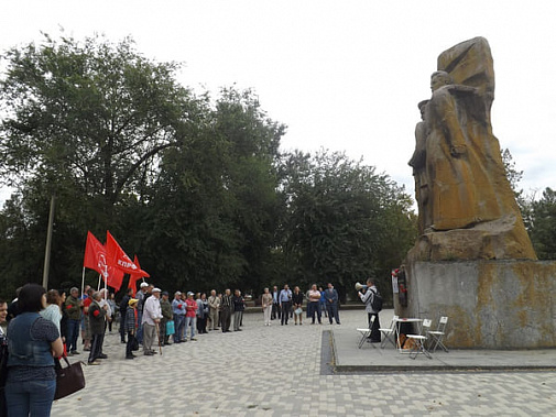 Жители Новочеркасска вышли на митинг в защиту памятника
