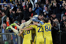 Выходят на арену вратари