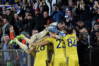 Выходят на арену вратари