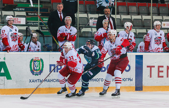 «Кондоры» (красно-белая форма) уступили лидерам всего одну шайбу. Фото с сайта ХК «Ростов»