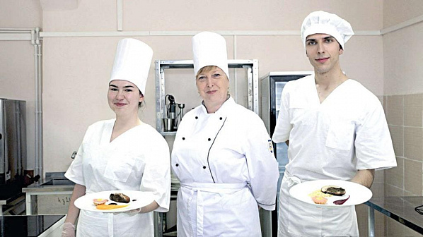 Надежда ДРОЗДОВА (в центре) со студентами готовится к очередному конкурсу.