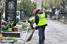 На Северном кладбище Ростова прошел субботник