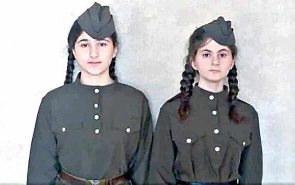 В нынешнем году младшая, Лиза, сочинила сказку, а Света и Катя (на фото) писали о Великой Отечественной войне. 