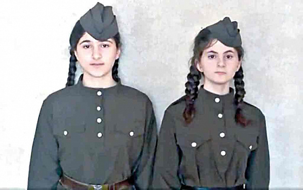 В нынешнем году младшая, Лиза, сочинила сказку, а Света и Катя (на фото) писали о Великой Отечественной войне. В нынешнем году младшая, Лиза, сочинила сказку, а Света и Катя (на фото) писали о Великой Отечественной войне.