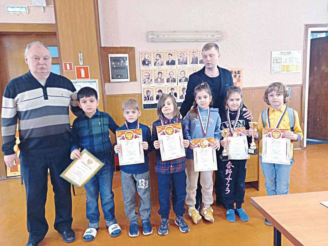 Призеры и организаторы соревнований на кубок «Нашего времени», которые прошли в канун Дня защитника Отечества в клубе отделения шахмат ростовской ДЮСШ-4.