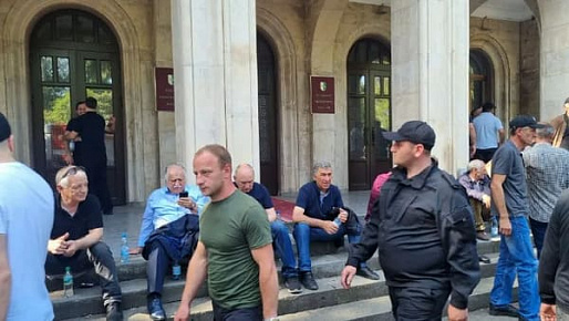 В Абхазии прошли митинги против действий властей