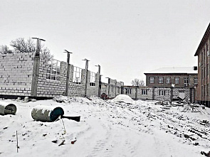 В поселке Углеродовском ремонтируют единственную школу