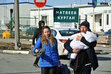 Абсолютное большинство тех, кого мы застали на КПП - это женщины с маленькими детьми, а также старики.