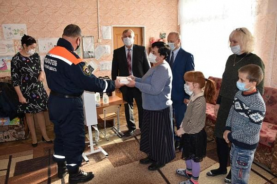 Морозовские спасатели и дети получили антиковидные подарки