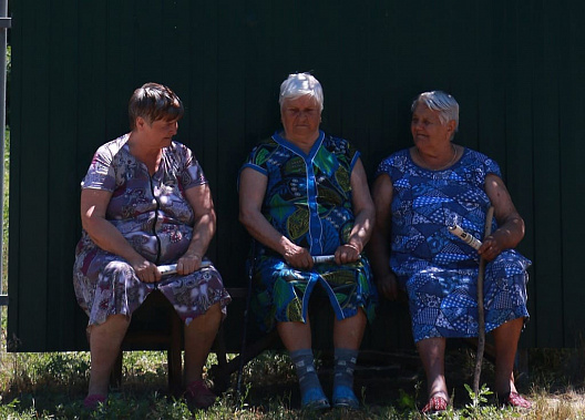 Клавдия ЖИГАЛОВА, Валентина ВЕРБИЦКАЯ и Ольга БУГЛОВА обмениваются новостями на скамейке. По-другому получить информацию в Нижней Ковалёвке сложно.