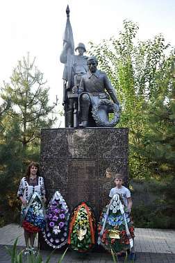 Марина Данилова с юным краеведом Никитой Репиным у памятника в станице Кировской