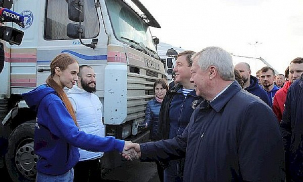 В. Голубев и А. Турчак встречают доставленный на Дон волонтерами груз гуманитарной помощи.