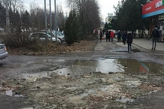 Самую известную яму Таганрога ликвидируют весной