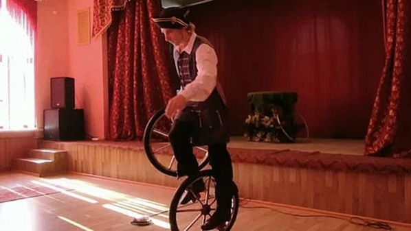 Цирковые артисты привезли в военный госпиталь театрализованное шоу