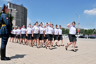 Знамя – в руки приставов