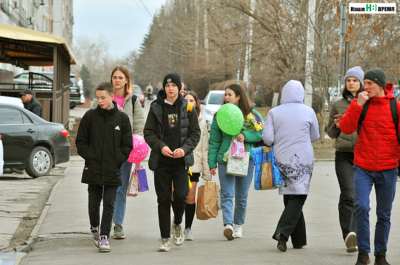 В ростовских парках поздравляют женщин с 8 Марта