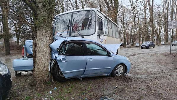 В Новочеркасске автобус с пассажирами попал в ДТП