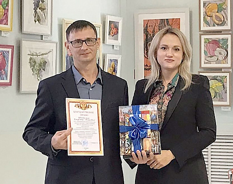 Директор Зимовниковской детской школы искусств Владимир БЕЛОУСОВ и директор Зимовниковского краеведческого музея Наталья СИТНИКОВА на открытии художественной выставки «Краски родной земли». Директор Зимовниковской детской школы искусств Владимир БЕЛОУСОВ и директор Зимовниковского краеведческого музея Наталья СИТНИКОВА на открытии художественной выставки «Краски родной земли».