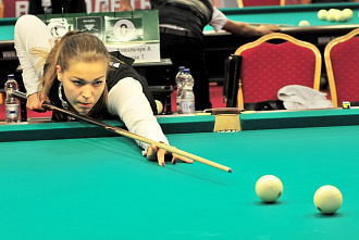 Зеленое сукно, белые шары