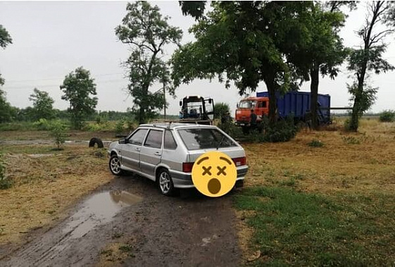 Житель Зернограда не пускал на свою улицу грязный мусоровоз