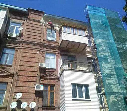 В Ростове уродуют фасад дома, где жил герой Собибора