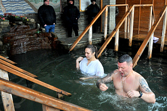 В Ростове крещенские купания проходили под дождем