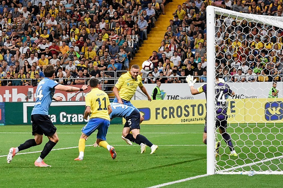 Удар ИНГАСОНА в упор вратарь отразил.