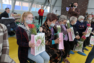 На Дону с наступающим 8 марта поздравляют прибывших из Донбасса девочек и женщин