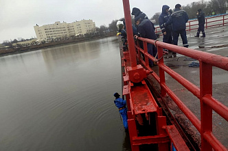 В Ростове на Низовом водохранилище деформировался один из затворов