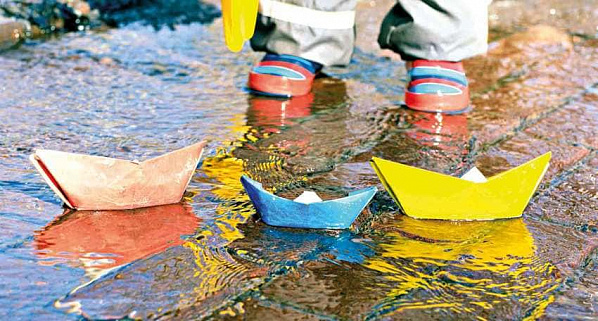 Обязательно мастерите кораблики из всего, на что хватает фантазии, и запускайте по осенним лужам.